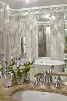 Фото интерьера санузла квартиры в стиле неоклассика