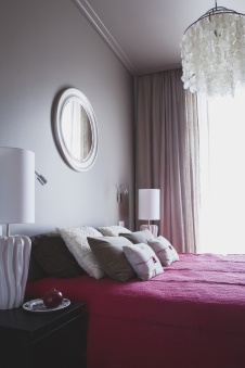 Фото интерьера спальни небольшой квартиры в современном стиле