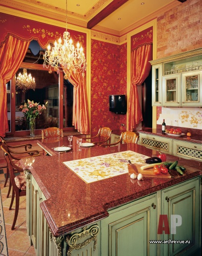 Фото интерьера кухни дома в стиле дворцовой классики