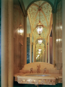 Фото интерьера санузла дома в стиле дворцовой классики
