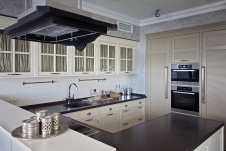 Фото интерьера кухни квартиры в стиле неоклассика