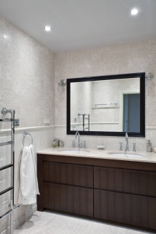 Фото интерьера санузла квартиры в стиле неоклассика