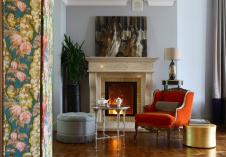 Фото интерьера каминной дома в стиле неоклассика