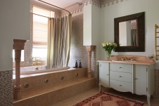 Фото интерьера санузла дома в стиле неоклассика