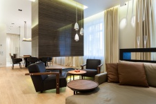 Фото интерьера зоны отдыха двухуровневой квартиры в эко стиле