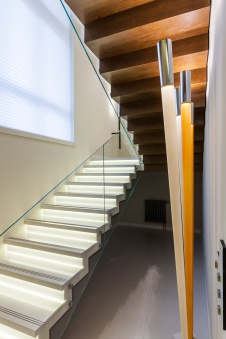 Фото интерьера лестницы двухуровневой квартиры в эко стиле
