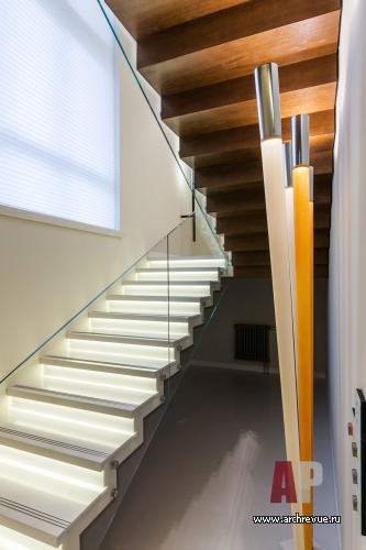 Фото интерьера лестницы двухуровневой квартиры в эко стиле
