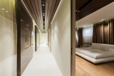 Фото интерьера коридора двухуровневой квартиры в эко стиле
