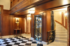 Фото интерьера лестницы дома в дворцовом стиле Фото интерьера лифтовой холл дома в дворцовом стиле