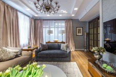 Фото интерьера гостиной квартиры в стиле неоклассика