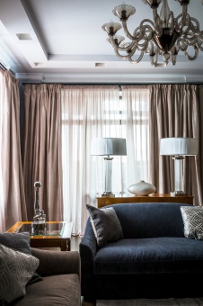 Фото интерьера гостиной квартиры в стиле неоклассика