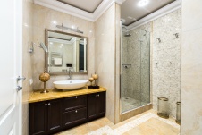 Фото интерьера санузла квартиры в стиле неоклассика