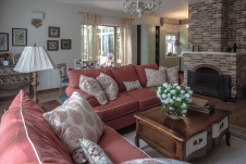 Фото интерьера каминной небольшого дома в стиле неоклассика