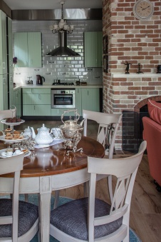 Фото интерьера столовой небольшого дома в стиле неоклассика