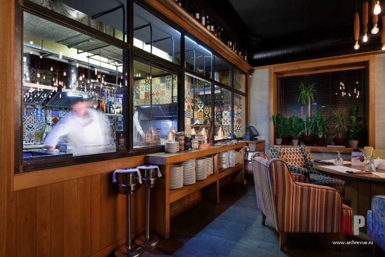 Фото интерьера открытой кухни ресторана в восточном стиле