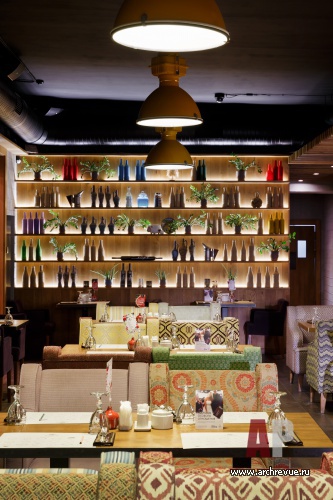 Фото интерьера зала ресторана в восточном стиле