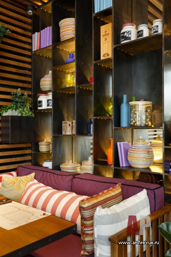 Фото интерьера зала ресторана в восточном стиле