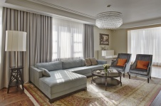 Фото интерьера гостиной квартиры в стиле неоклассика