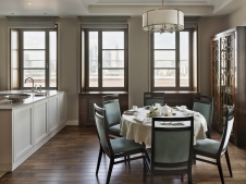 Фото интерьера столовой квартиры в стиле неоклассика