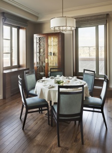 Фото интерьера столовой квартиры в стиле неоклассика