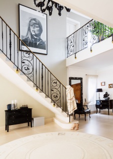 Фото интерьера лестничного холла дома в стиле неоклассика