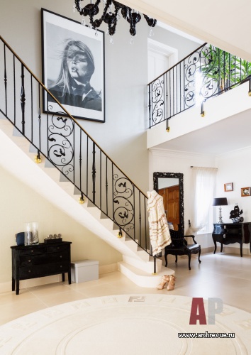 Фото интерьера лестничного холла дома в стиле неоклассика