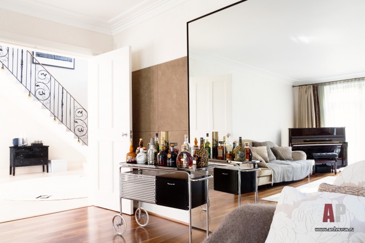 Фото интерьера гостиной дома в стиле неоклассика