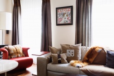 Фото интерьера гостиной дома в стиле неоклассика