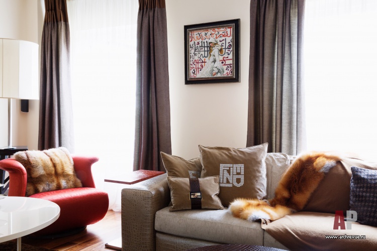 Фото интерьера гостиной дома в стиле неоклассика