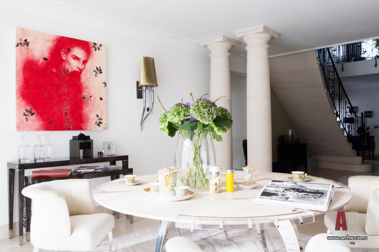 Фото интерьера столовой дома в стиле неоклассика