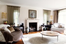 Фото интерьера каминной дома в стиле неоклассика