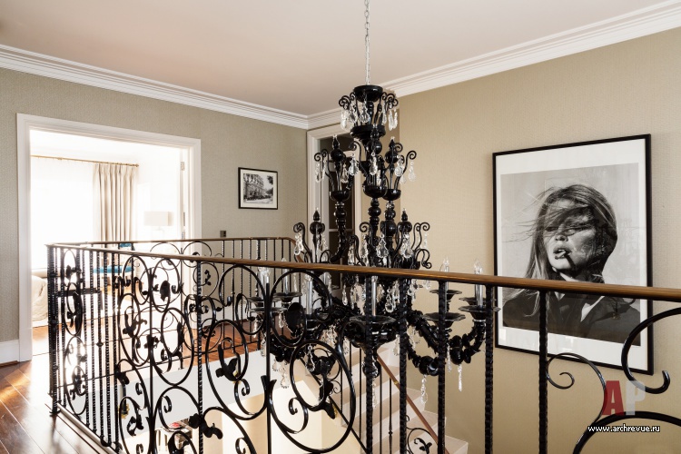 Фото интерьера лестницы дома в стиле неоклассика