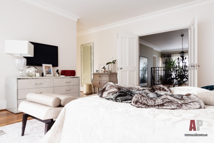 Фото интерьера спальни дома в стиле неоклассика