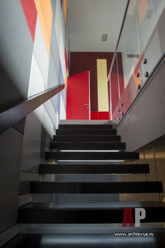 Фото интерьера лестницы пентхауса в стиле авангард