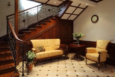 Фото интерьера входной зоны дома в английском стиле Фото интерьера лестничного холла дома в английском стиле Фото интерьера лестницы дома в английск