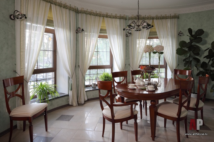 Фото интерьера столовой дома в английском стиле Фото интерьера зимнего сада дома в английском стиле