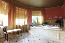 Фото интерьера ванной дома в английском стиле Фото интерьера санузла дома в английском стиле