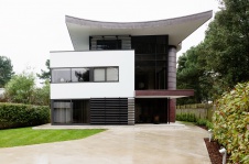 Фото фасада дома в стиле фьюжн