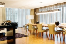 Фото интерьера столовой дома в стиле фьюжн