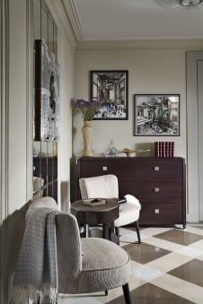 Фото интерьера входной зоны небольшой квартиры в стиле неоклассика