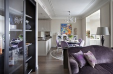 Фото интерьера гостиной небольшой квартиры в стиле неоклассика