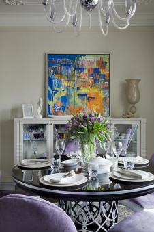 Фото интерьера столовой небольшой квартиры в стиле неоклассика