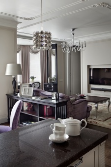 Фото интерьера гостиной небольшой квартиры в стиле неоклассика