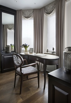 Фото интерьера кабинета небольшой квартиры в стиле неоклассика