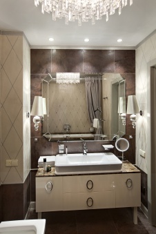 Фото интерьера санузла небольшой квартиры в стиле неоклассика