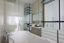 Фото интерьера ванной небольшой квартиры в стиле минимализм