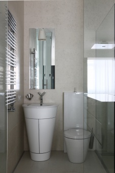 Фото интерьера санузла небольшой квартиры в стиле минимализм