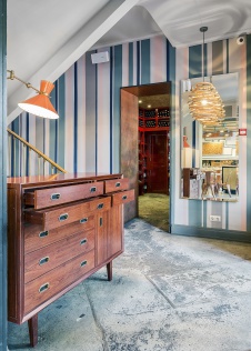 Фото интерьера входной зоны ресторана в стиле китч