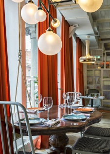 Фото интерьера зала ресторана в стиле китч