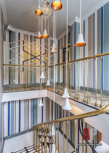 Фото интерьера лестничного холла ресторана в стиле китч